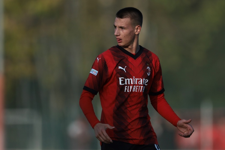 天天盈球-斯基拉：卡马达未来几天内从莱切返回米兰，下半赛季将留队效力